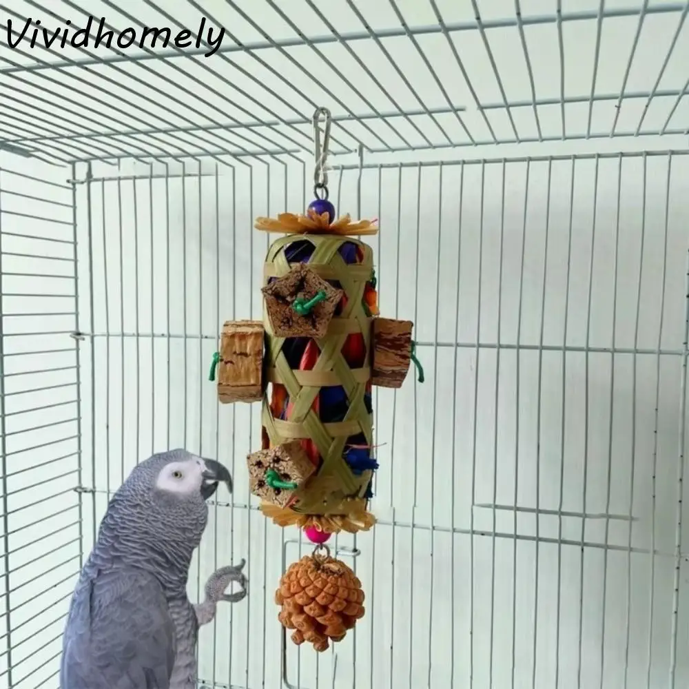 

Устойчивая к укусам жевательная игрушка для птиц, подвесная красочная игрушка из сосновой шишки, бамбуковая тканая игрушка для шлифования зубов для африканских птиц