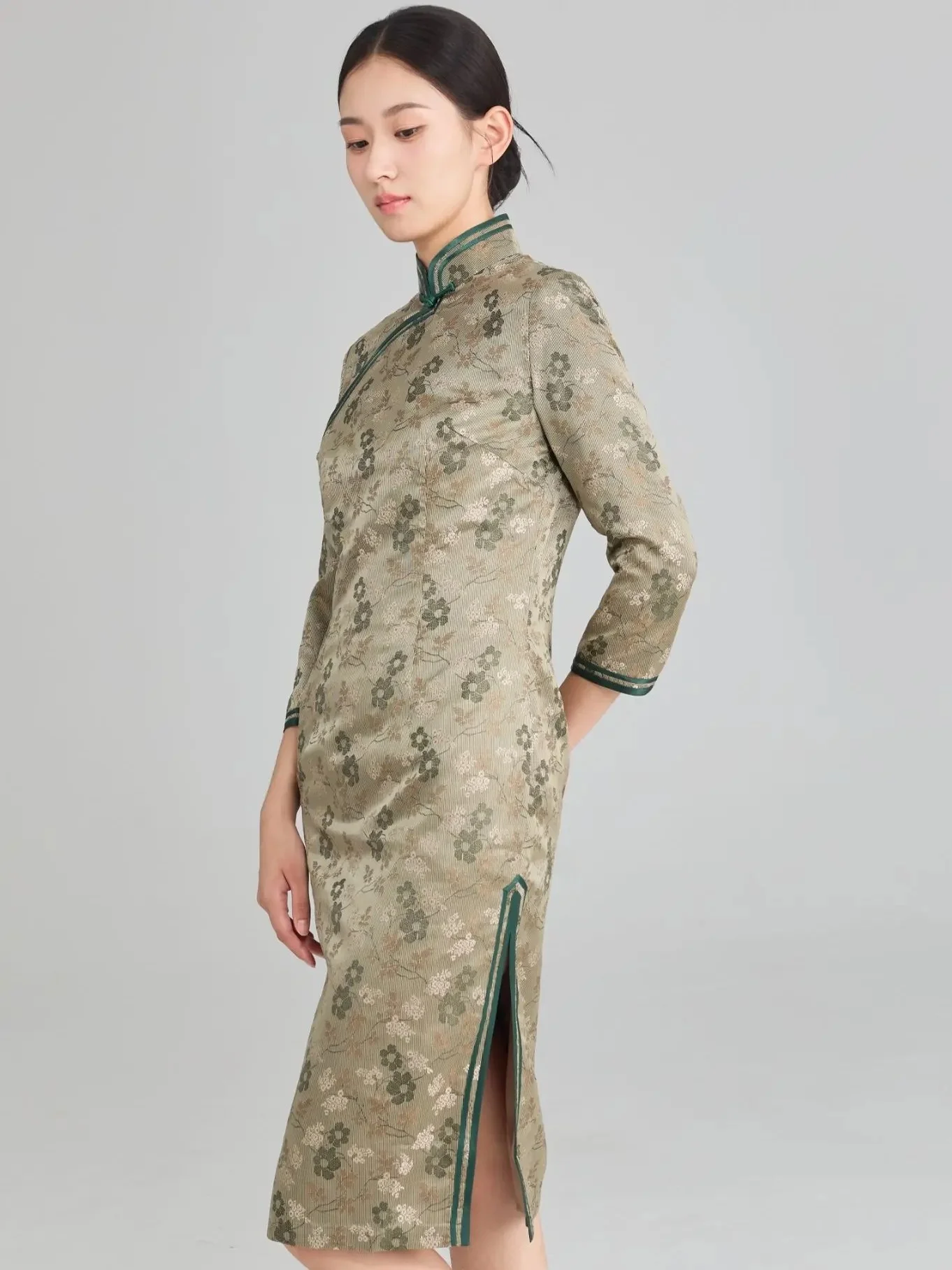 

Silk Embroidered Stand Collar Seven Quarter Sleeve Qipao Vintage Style Floral Patterned One Size Fits All Spring Collection