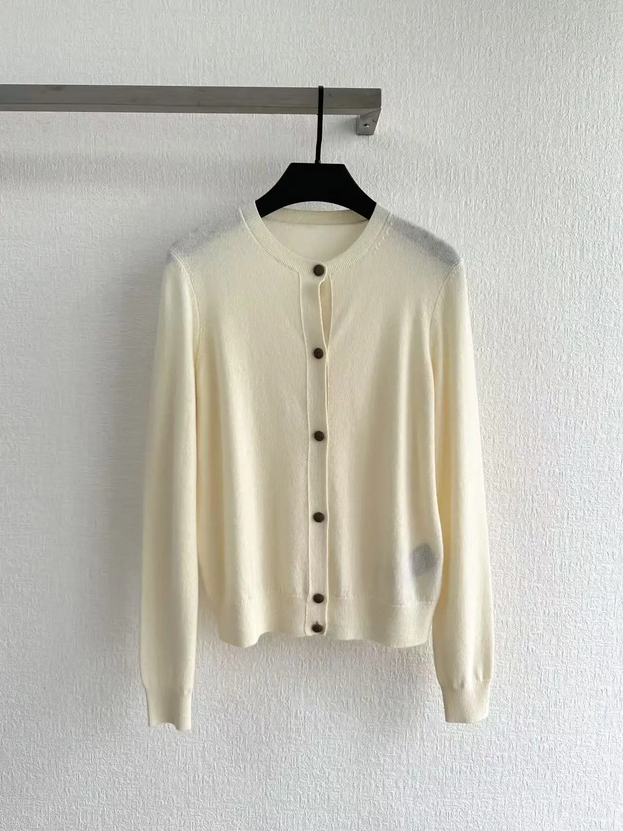 

Шерстяной кардиган с круглым вырезом и дизайном на одной пуговице — облегающий крой, ультрамягкий и легкий шик.