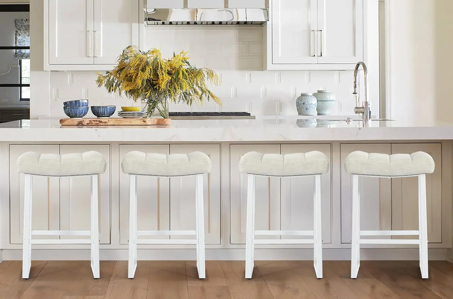 Weiße und beige Barhocker in Thekenhöhe, 4er-Set für die Küchentheke, moderne Barhocker mit Rückenlehne und gepolstertem Kunstledersitz