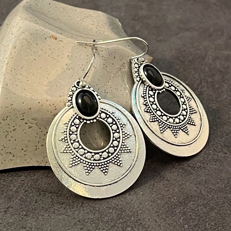 

Retro Fashion Inlaid Black Stone Ancient Silver Plated Earrings Women's Bohemian Carved Pattern Cocktail Party Earrings Jewelry