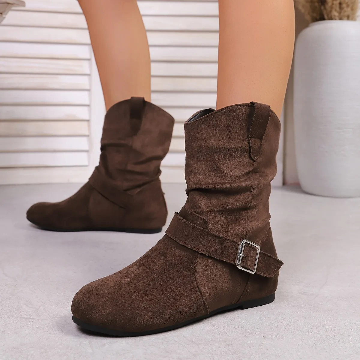 

Новый дизайн, женские ботильоны из флока с круглым носком на танкетке, плиссированные повседневные ботильоны для отдыха, женские ботильоны на плоской подошве Botas Mujer