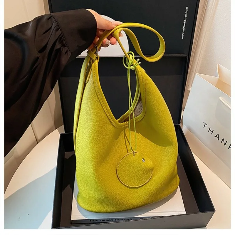 Elegant Leather Tote Bag For Ladies With Unique Leisure Design And Large Capacity Easily Serves As A Versatile Diaper Bag