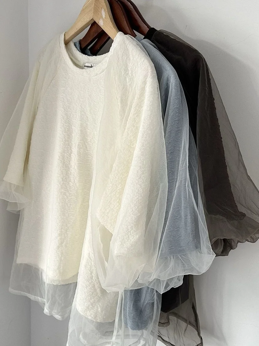 

Женская футболка больших размеров с объемными рукавами-фонариками, сетчатыми вставками, текстурированная, летняя, двухслойная, антивозрастная, в корейском стиле, свободного кроя