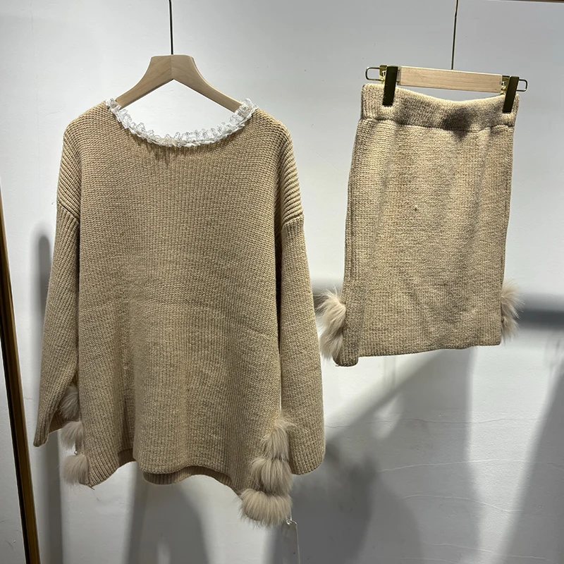 เสื้อสเวตเตอร์ไหมพรมสองชิ้นประดับลูกปัดสำหรับผู้หญิง ฤดูหนาว ปี 2025 พร้อมกระโปรงและเสื้อคลุมขนสุนัขจิ้งจอกแท้สำหรับฤดูใบไม้ร่วง