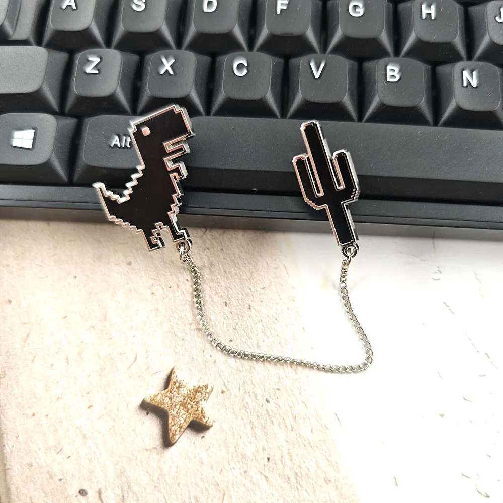 Pixel T-Rex Dinosaurier Kaktus Emaille-Pins mit Kette Lustige Chrome Offline-Spiel Brosche Abzeichen Anstecknadel Schmuck Geschenk für Gamer-Freunde – Detail 8