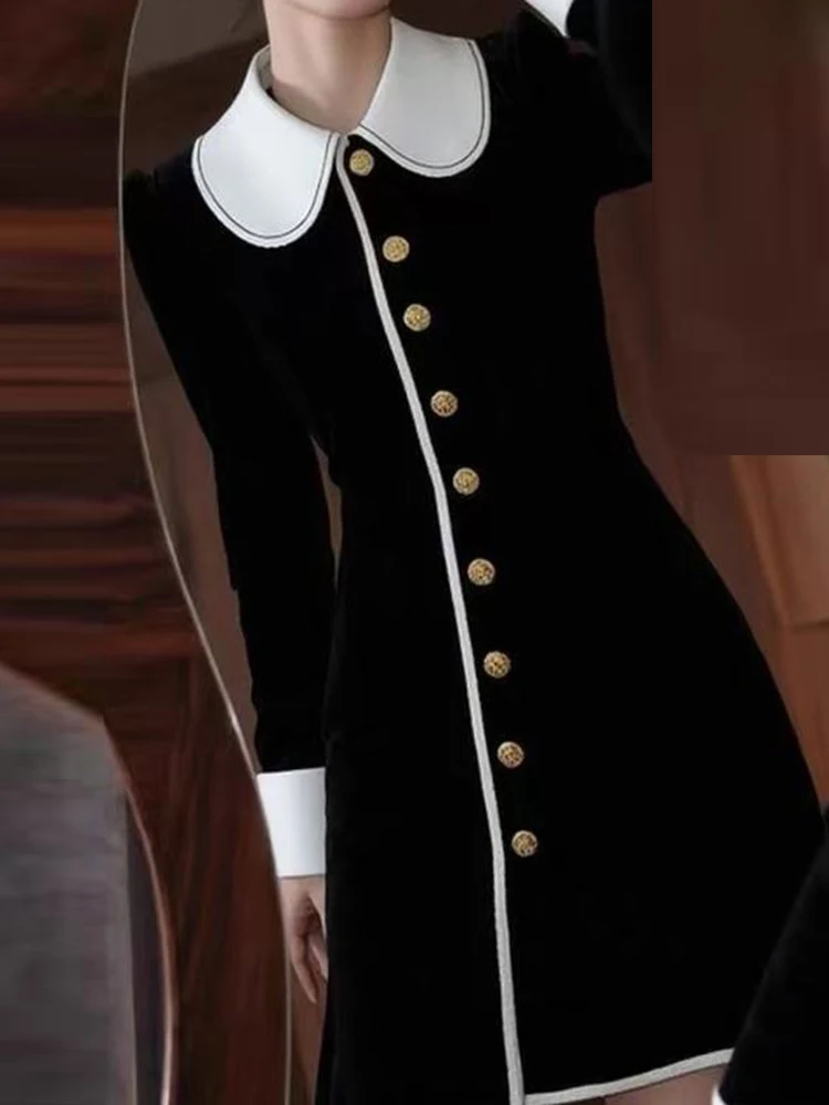 가을의 풍경에 고급스러운 왕실 자매의 느낌을 더한 가볍고 성숙한 아름다움의 헵번 스타일 블랙 드레스 여성을 만나보세요.