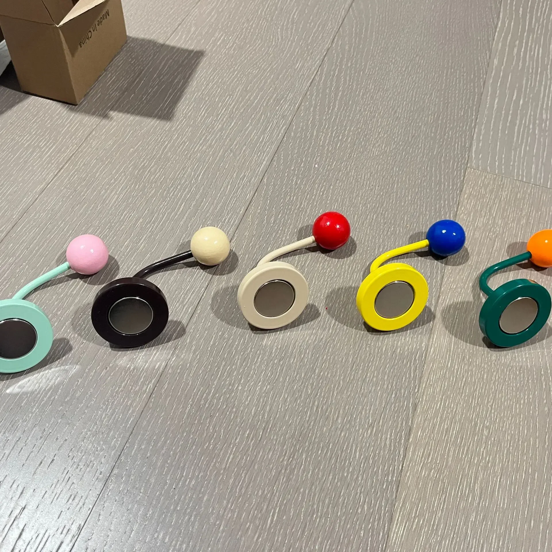 

Бесшовные магнитные крючки с сильным сцеплением для кухни, холодильника, ванной комнаты, органайзер для хранения, без перфорации