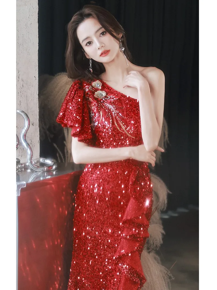 One-shoulder red sequined light luxury niche haute couture toasting heavy industry hosting dress