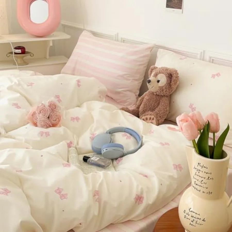 

Комплект постельного белья из 3 предметов: пододеяльник 100% хлопок, двусторонний, белый, мягкий, дышащий, милый, кокетливый дизайн. Подарок для женщин.