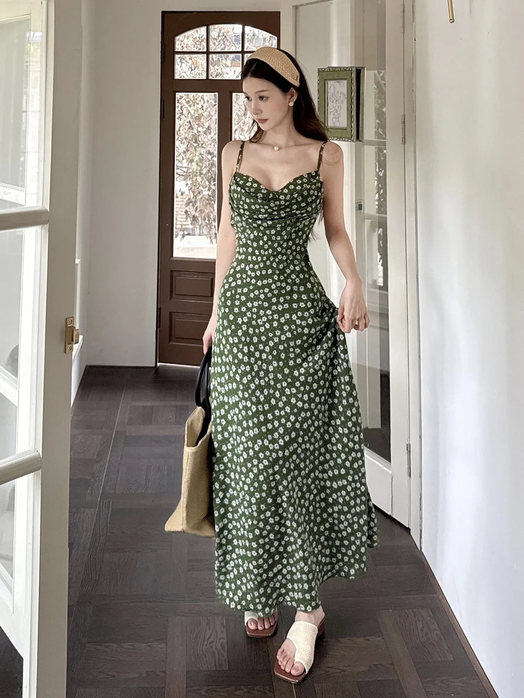 Abito in chiffon a canotta verde con colletto scampanato floreale francese per abito estivo da donna con cinturino con fasciatura posteriore senza maniche e schiena scoperta