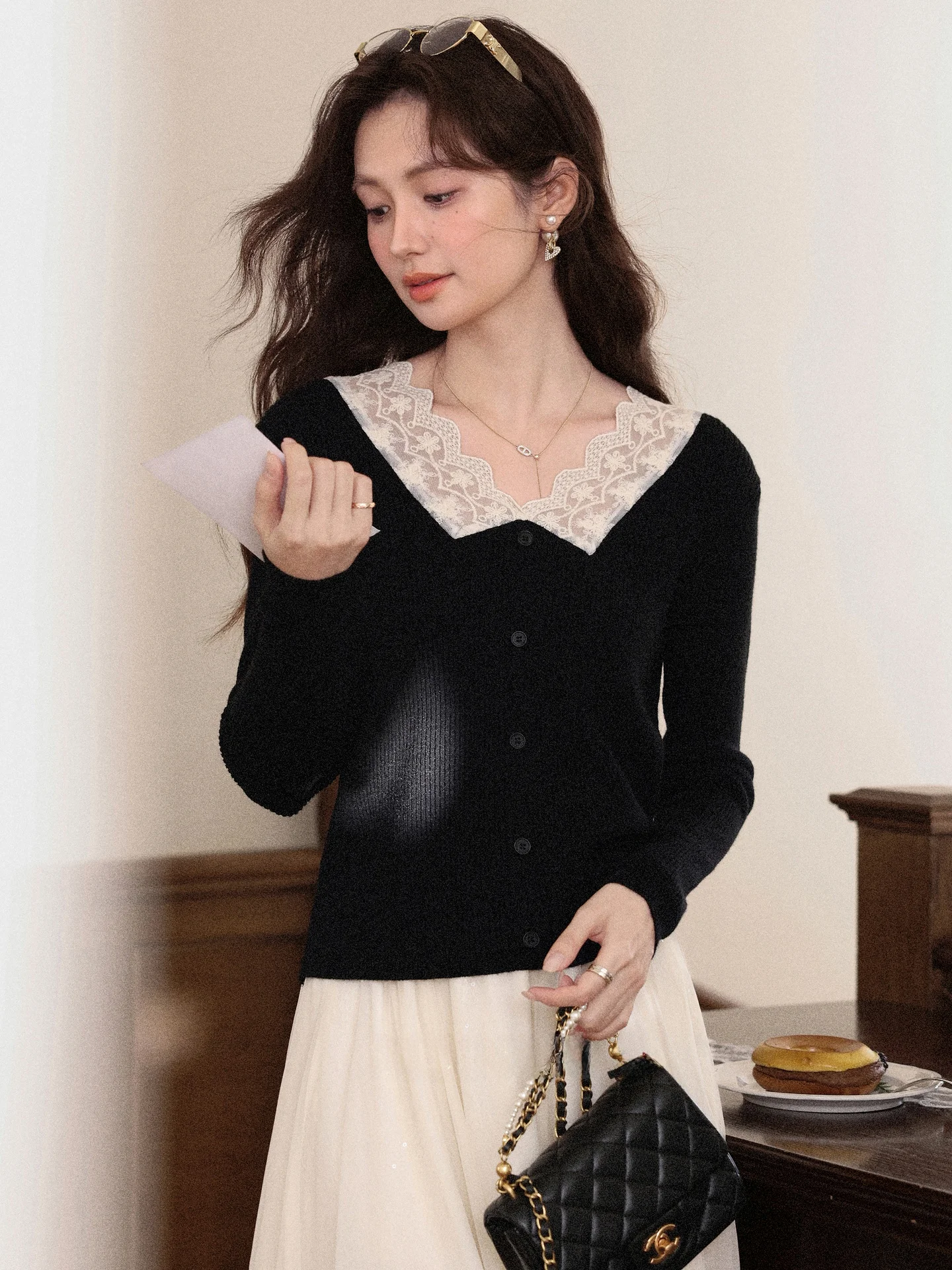 

Свободный вязаный свитер с длинными рукавами для женщин, черный, с кружевными вставками, осенне-зимний, новый, с V-образным вырезом, повседневный топ от Lu Xiang Nán