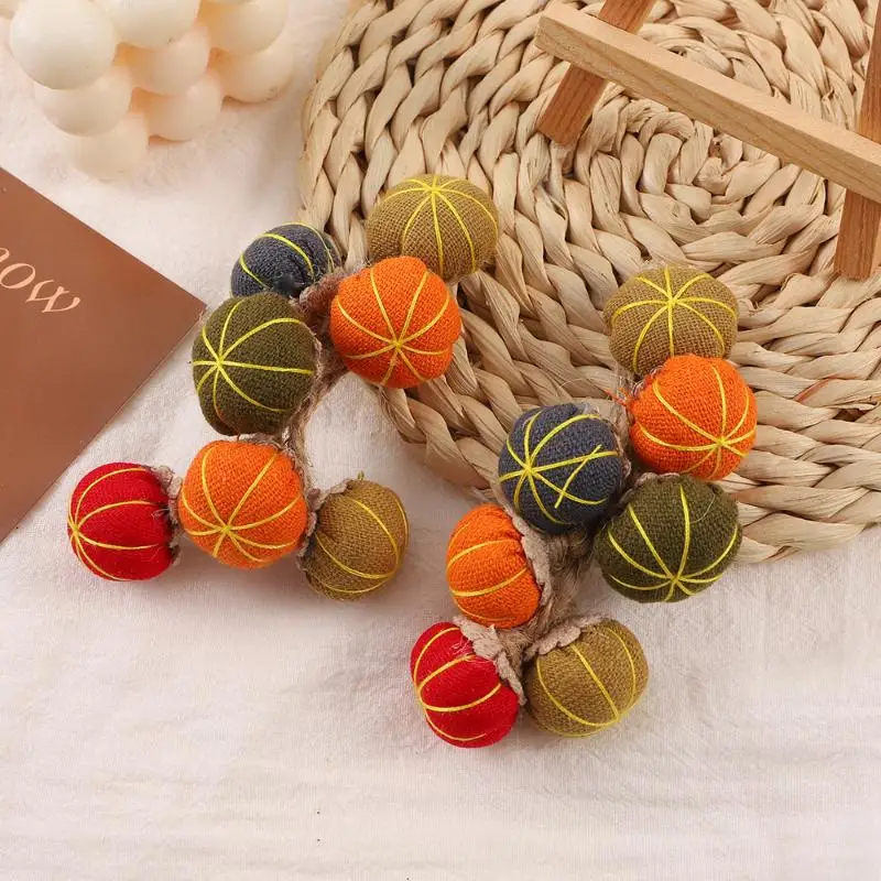 Handgefertigter Kürbis-Anhänger im Boho-Stil mit bunten Stoffperlen und Quasten – ein lebendiges Accessoire für Halloween-Geschenke und Sommerausflüge – Detail 4