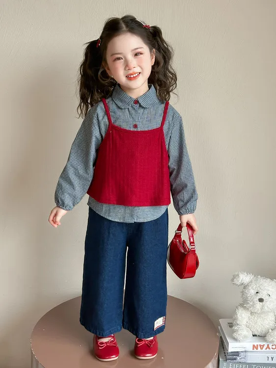 

Весенний комплект 2026: Модный джинсовый костюм с высокой талией, включающий свободный вязаный красный жилет, широкие брюки и футболку с длинным рукавом для девочек