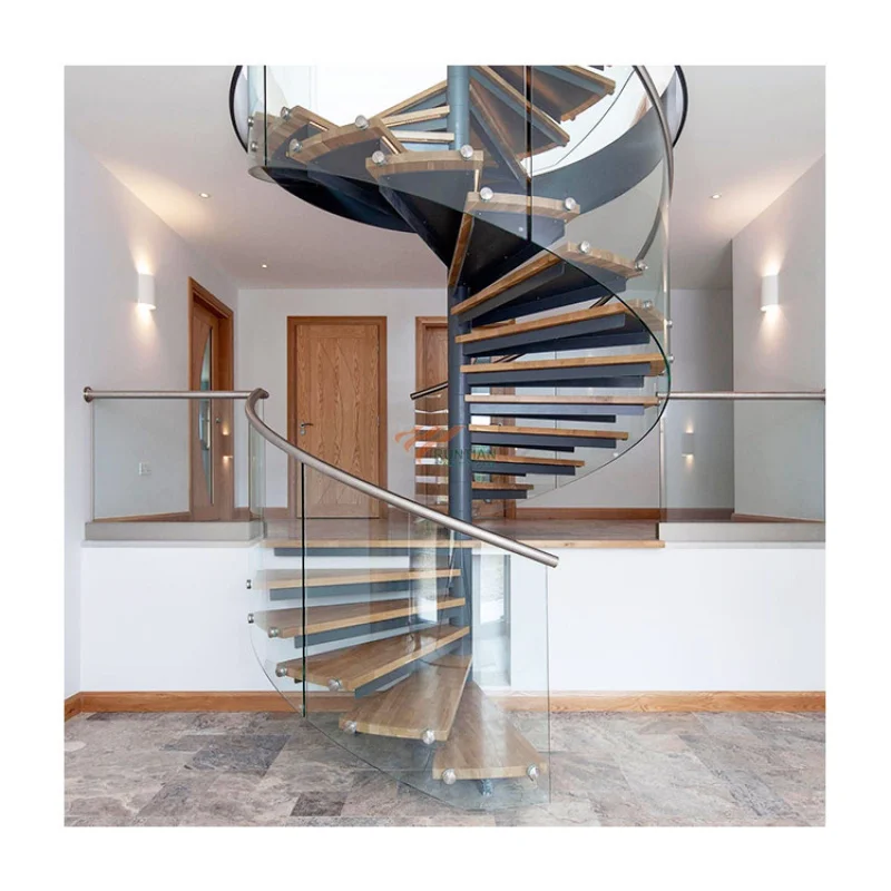 Escalier de Luxe en Acier au Carbone au Design Attrayant, Personnalisé avec Bande de Roulement