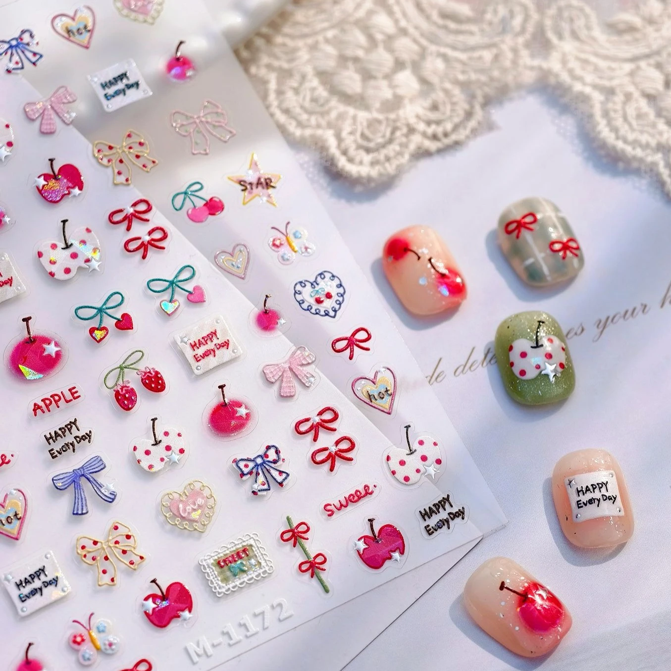 甘いリンゴスターちょう結びチェリーリボン蝶ネクタイイチゴハート蝶光沢のある自己粘着ネイルアートステッカーマニキュアデカール