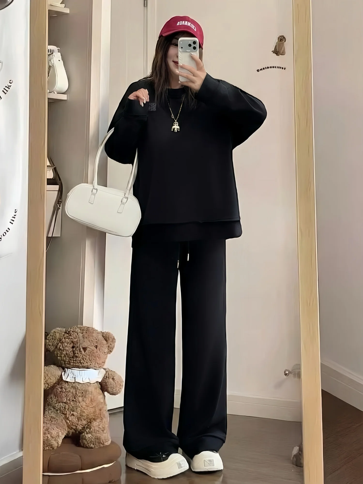 

Комплект из двух предметов: повседневный свитшот и утепленные брюки больших размеров. Новинка весеннего сезона. Стильный комплект с эффектом похудения, с высокой талией.