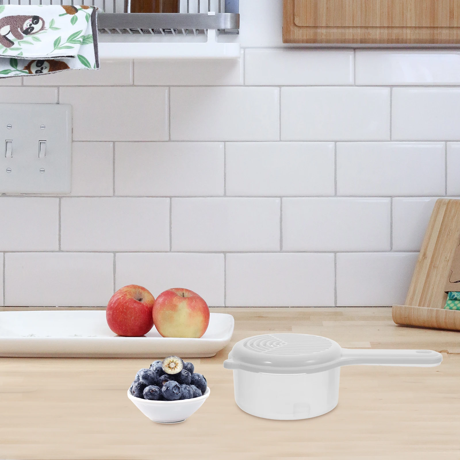 

Fruit Drain Basket White PP Blueberry Washing Strainer Small Colander Handle Draining Basket Kitchen Fruit Storage Container