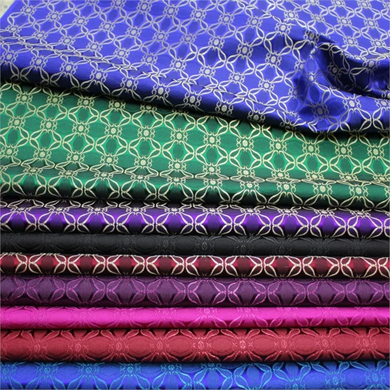 Чонсам этнический костюм изготовлен из тканой шелковой ткани и украшены жаккардовой парчой ручной работы.