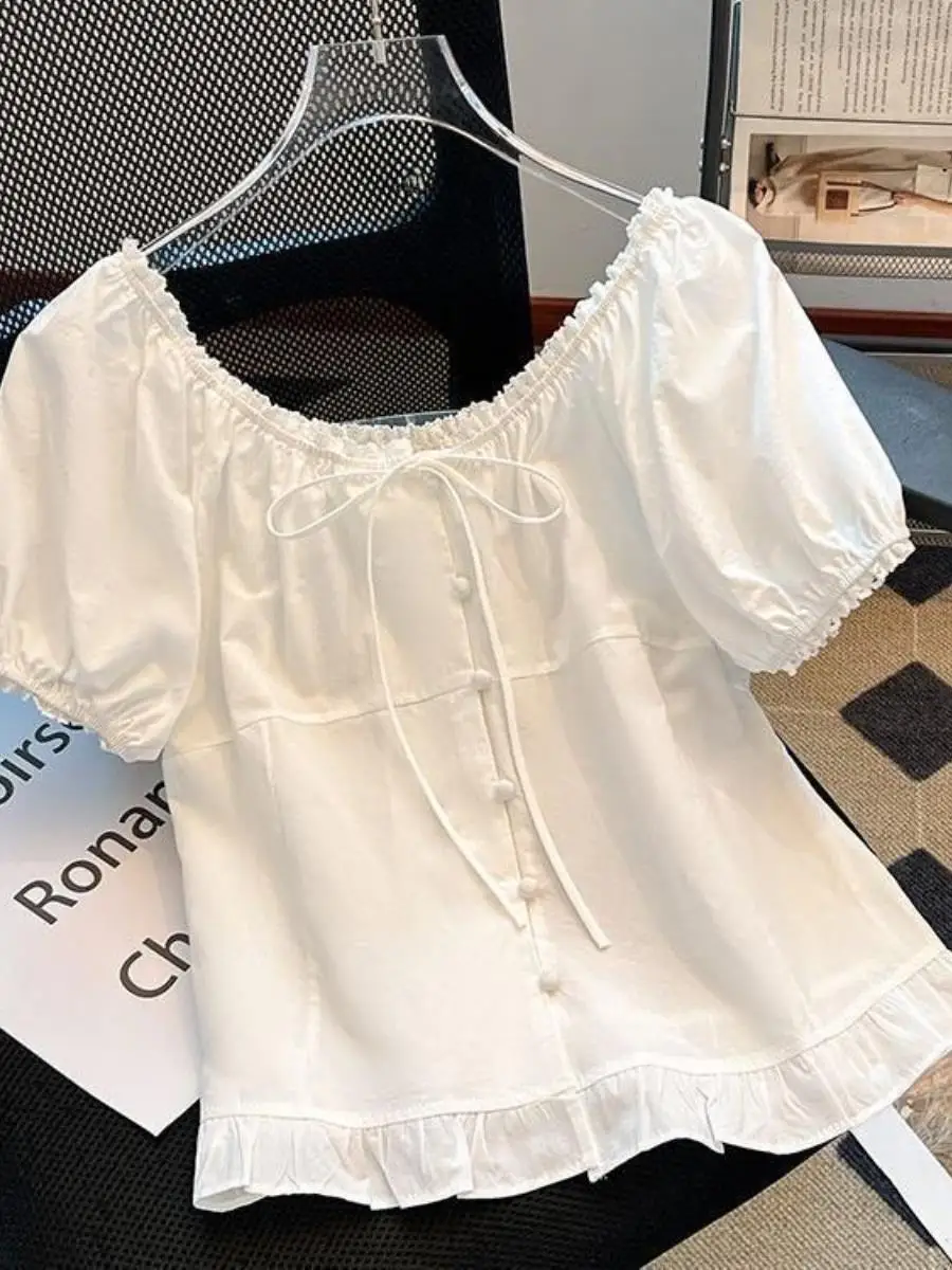 camisa-feminina-elegante-de-manga-curta-com-gola-redonda-e-detalhe-em-renda-novo-estilo-verao-2026-acessorio-de-lenco-quadr