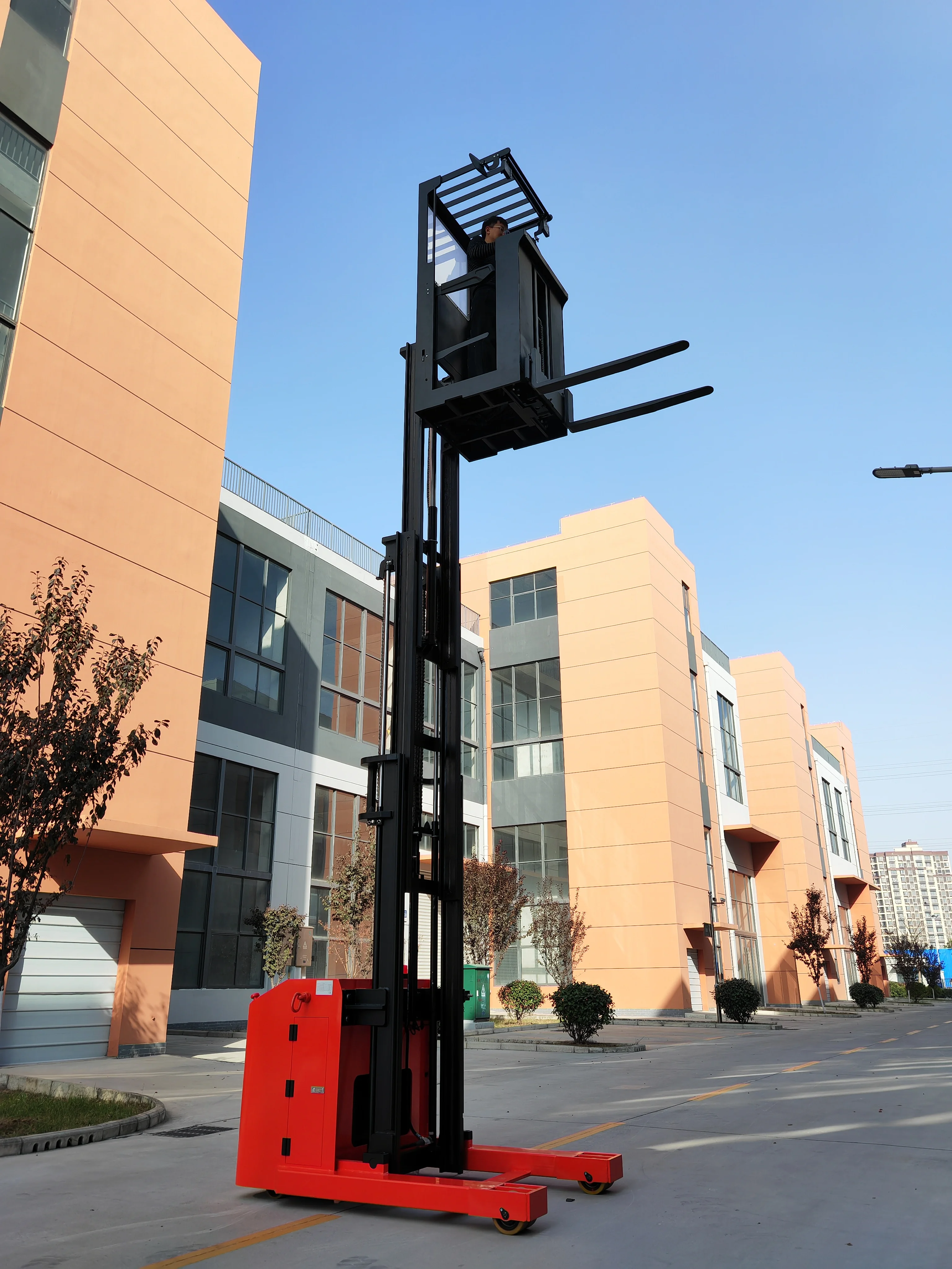 

Электрический штабелер-реач-кар с высотой подъема 6 м, грузоподъемностью 1 тонна, 3-секционной мачтой, свинцово-кислотным аккумулятором, грузоподъемность 2000 кг, с местом для оператора