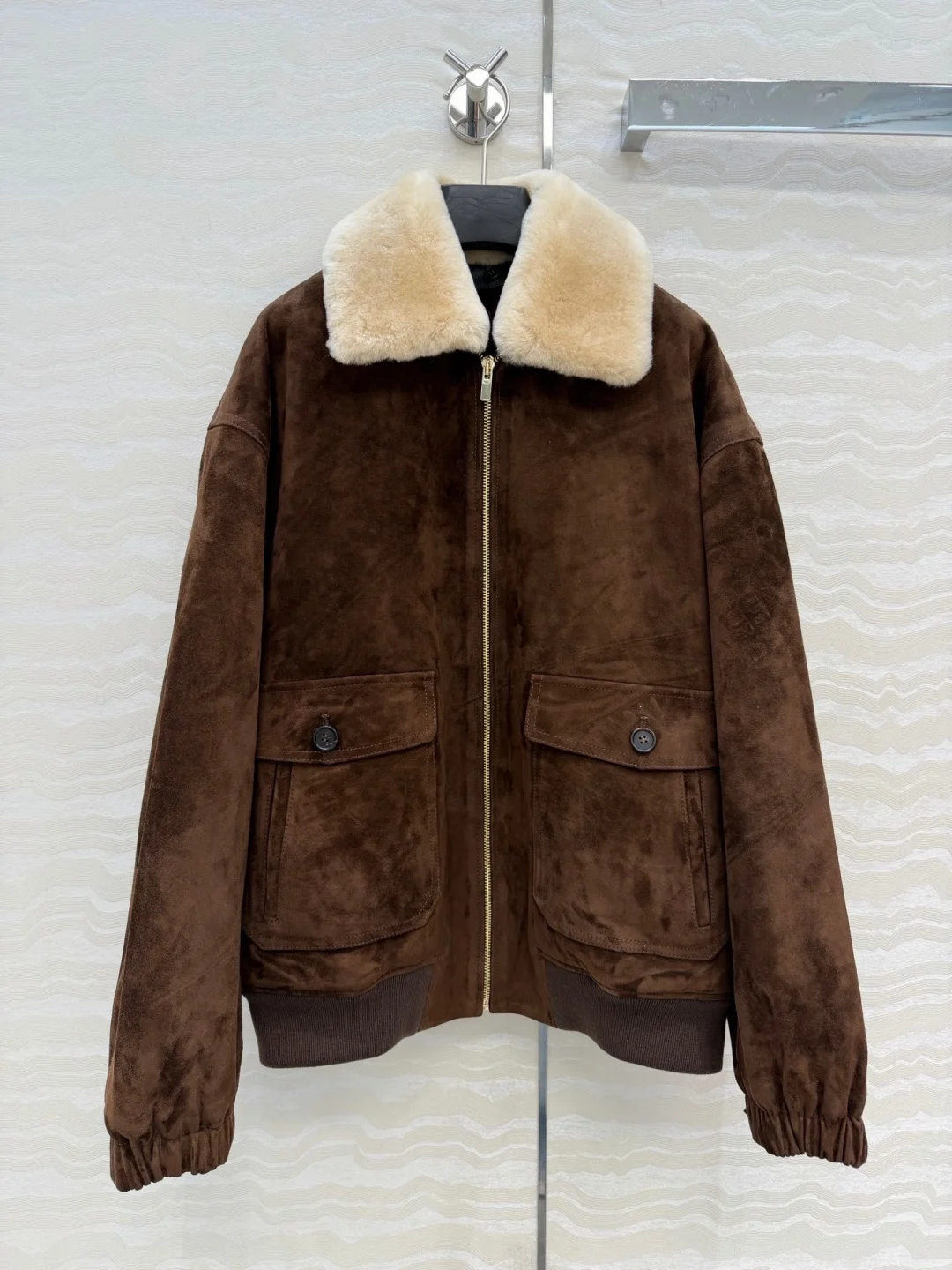 Trench vintage in pelle scamosciata marrone e giacca bomber oversize con collo in pelliccia sintetica. Simpatica giacca in cotone di velluto a coste stile intellettuale