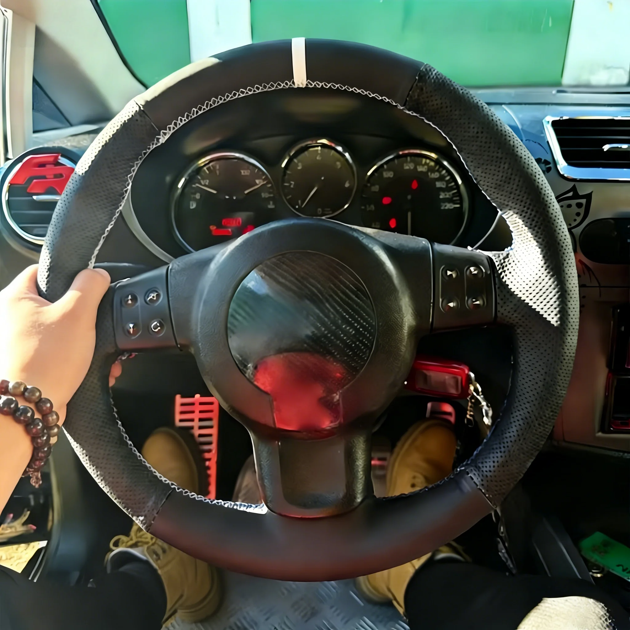 Handgenähte, verschleißfeste, rutschfeste Kunstleder-Lenkradabdeckung für Seat Ibiza (6L) 2006-2008 und Seat Leon (Mk2) 2007
