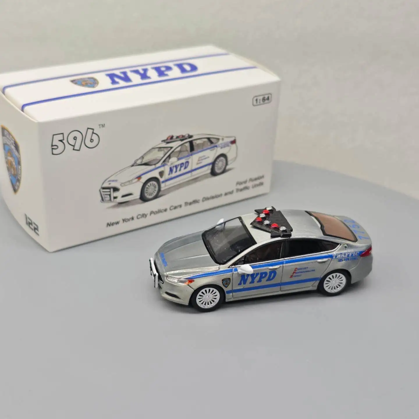 596 1:64 Mondeo TLC Policía NYPD Simulación Aleación Mini Coche Modelo Hobby de Colección Juguetes y Regalos Decoración