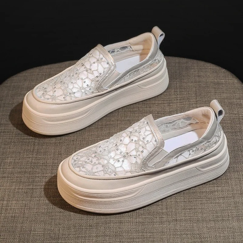 

Летние белые женские кроссовки на толстой подошве. Новые универсальные повседневные кроссовки с дышащей сеткой в китайском стиле, увеличивающие рост.