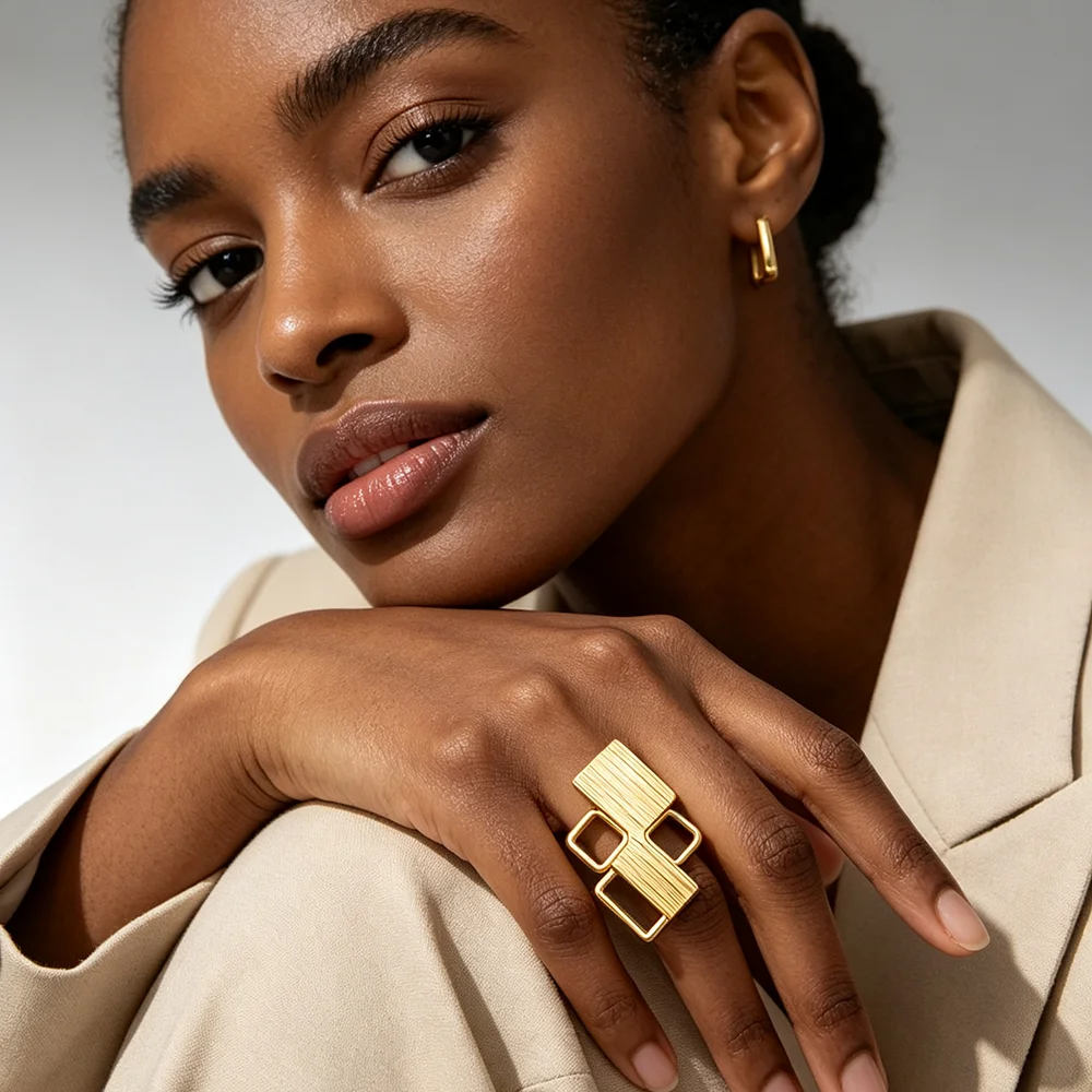 Damen-Set aus 18K vergoldeten, gebürsteten, gestapelten, hohlen, quadratischen, geometrischen Ohrringen und Ringen – Afrikanisches Ethno-Statement-Schmuckstück für Hochzeit und Party – Geschenk – Detail 5