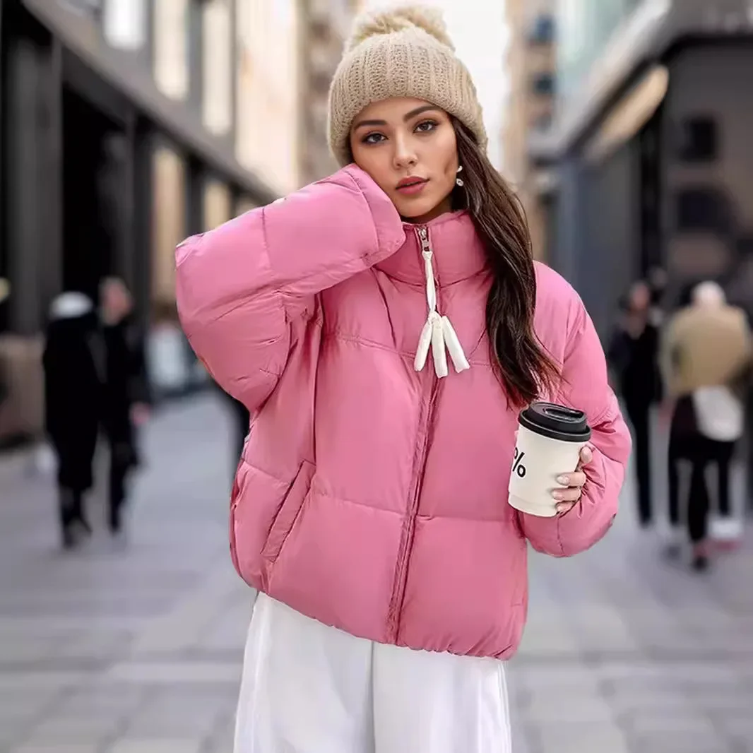 Chaqueta de algodón 2025 Chaqueta de algodón con cremallera corta para mujer de invierno Chaqueta de pan cálida con cuello alto en contraste para mujer Ropa de mujer 2025