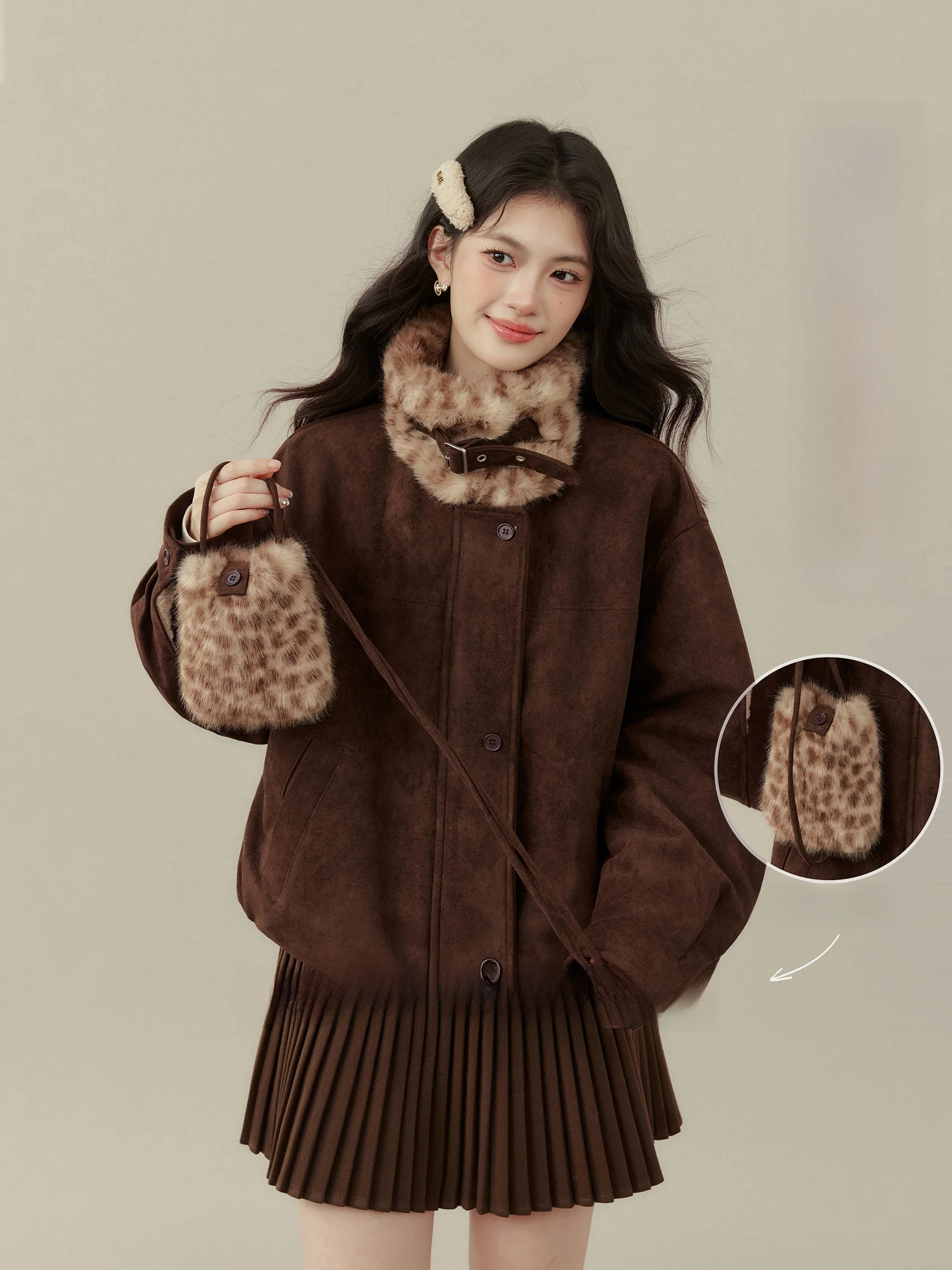 Jaqueta Curta de Veludo Sintético com Zíper Solto Ele Sle Coffee Stamp para Mulheres Plus Size com Textura de Pele Melanina Deslumbrante