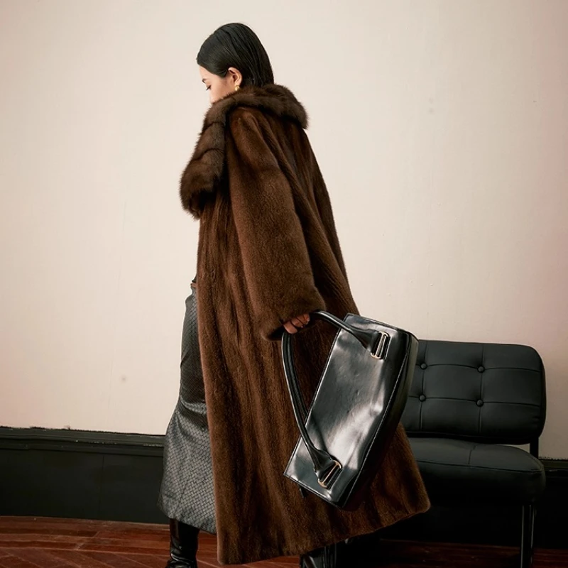 معطف فرو المنك الطبيعي من YOLANFAIRY معطف شتوي دافئ بياقة من الفرو وأكمام طويلة معطف طويل من فرو المنك الحقيقي نمط تنقل فاخر للنساء 2025