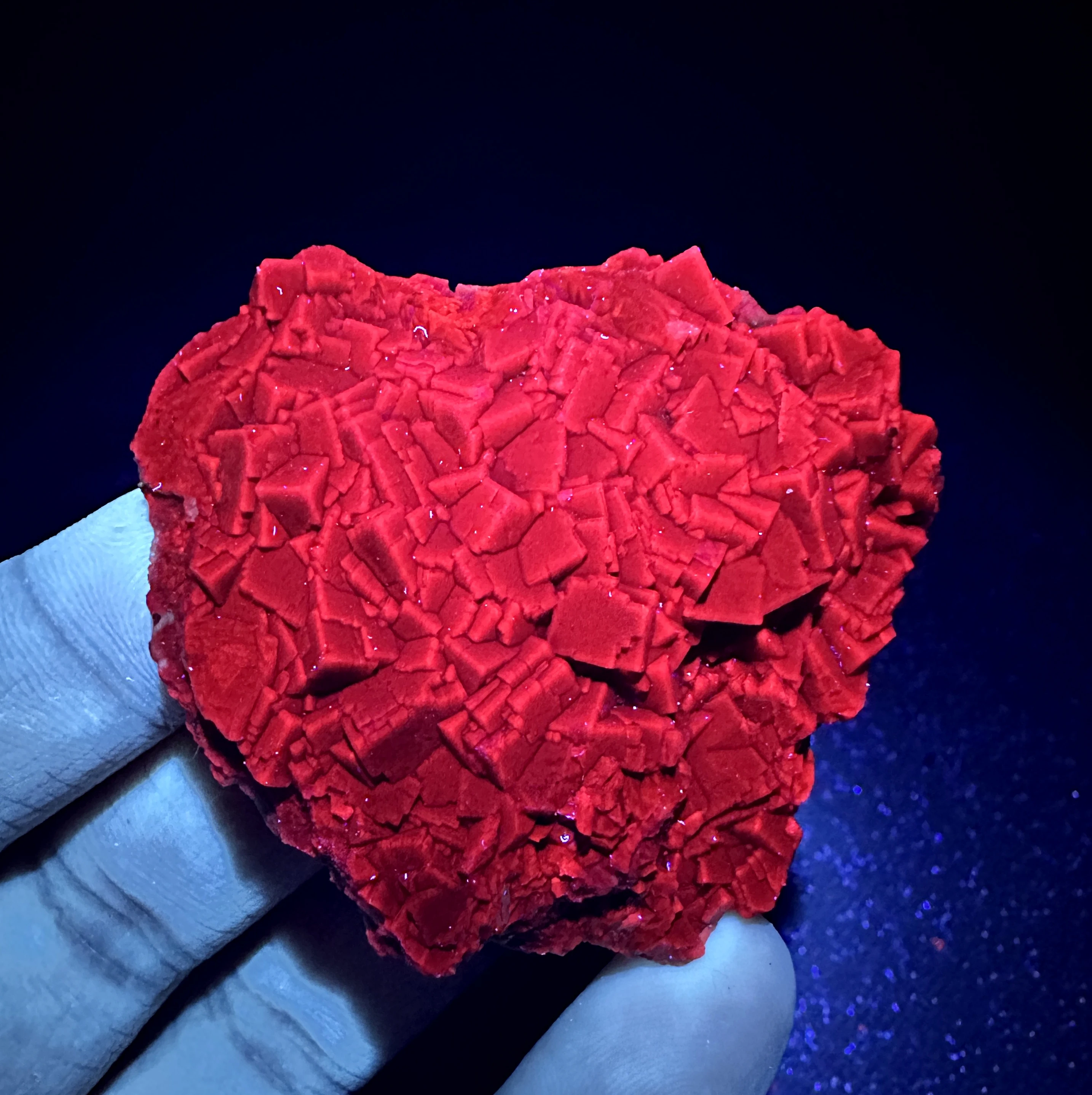 

Natural Pakistan red fluorescence cube black rose fluorite mineral specimens + healing quartz crystals and stones rock gemstone
