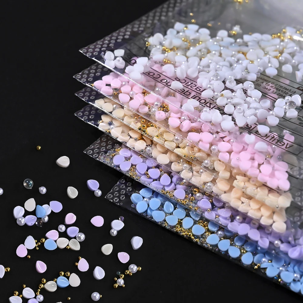 150 Uds. Pétalos acrílicos de colores 3D, decoraciones artísticas para uñas, lindas perlas blancas y cuentas doradas, dijes mixtos, suministros de diamantes de imitación para uñas Y2K