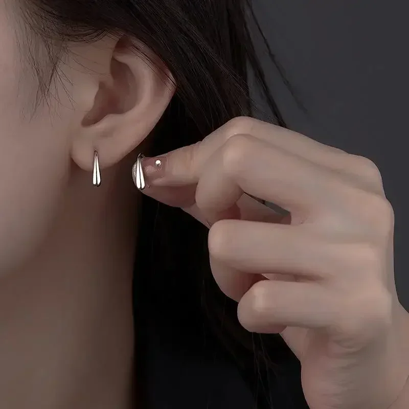 أقراط فضية اللون بسيطة على شكل قطرة الماء للنساء أنيقة ومزاج بسيط Ins مجوهرات كلاسيكية هدايا الحفلات ÓГЛ #1