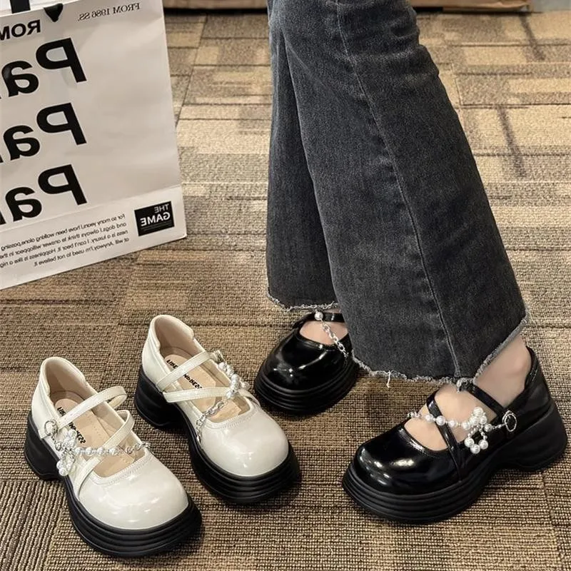 Scarpe Mary Jane con suola spessa per le donne 2024 Nuovi mocassini con fibbia dolce Catena di perle Punta rotonda Abito con plateau Scarpe Lolita