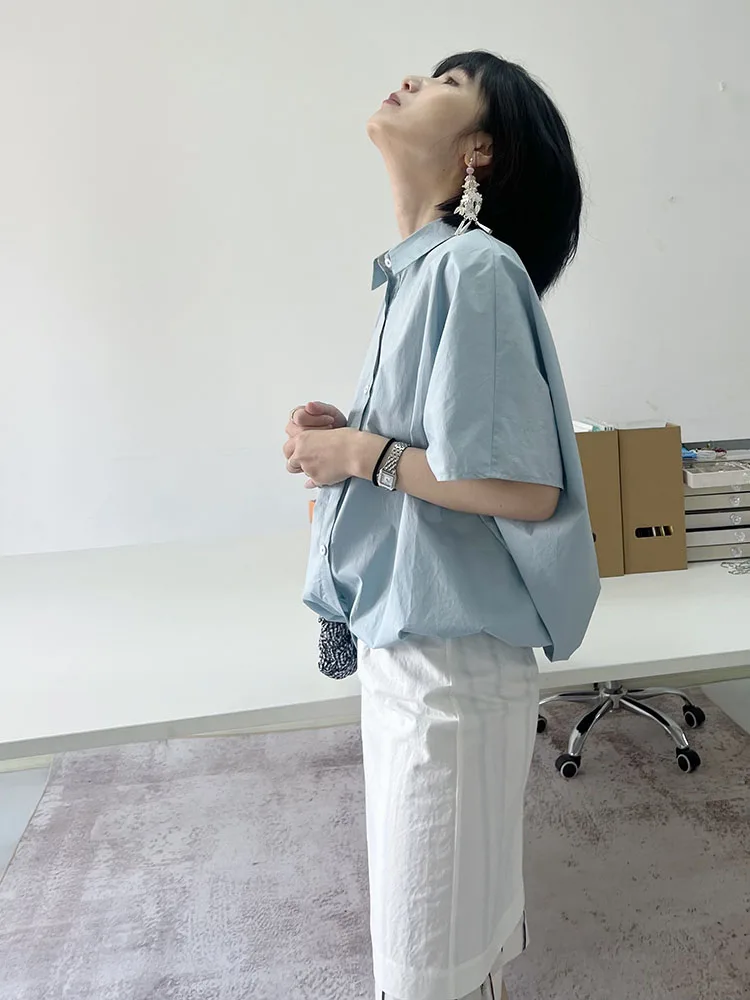 

Оригинальная свободная эластичная рубашка из чистого хлопка с коротким рукавом и воротником, стандартной длины.