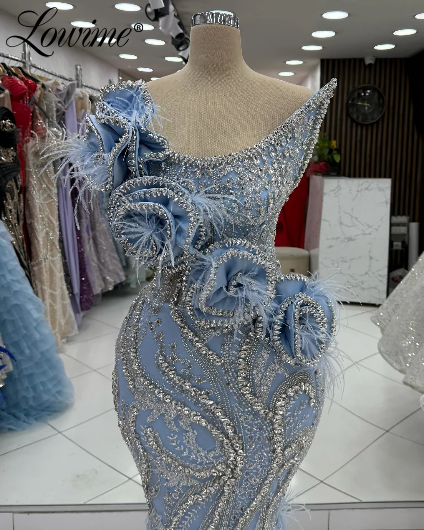 2025 Abiti da sera personalizzati con piume blu Cristalli senza spalline Abito da festa Abiti da fidanzamento di compleanno Abiti da ballo a sirena Robe