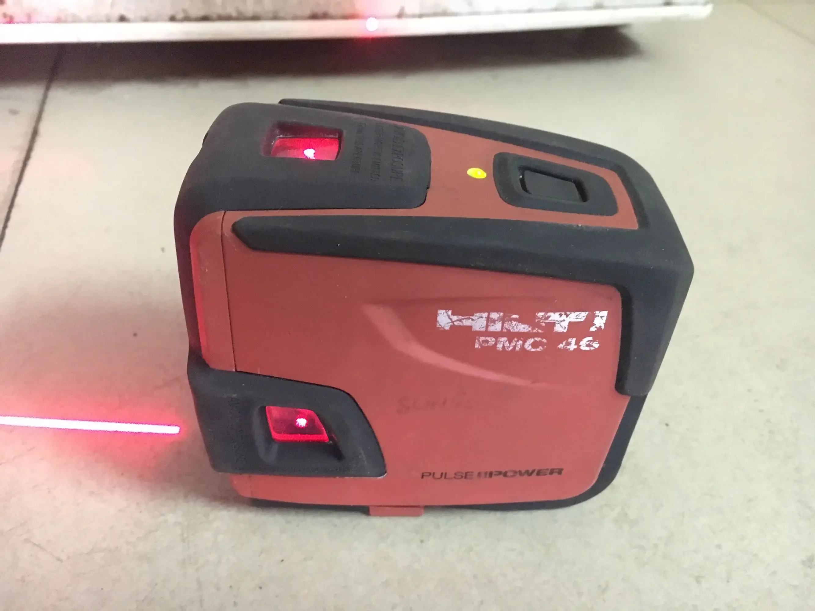 Second-hand Hilti Laser Level 2 Line 4 Points 4 Section 5 Battery Cross Line Level PMC46 Physical Picture