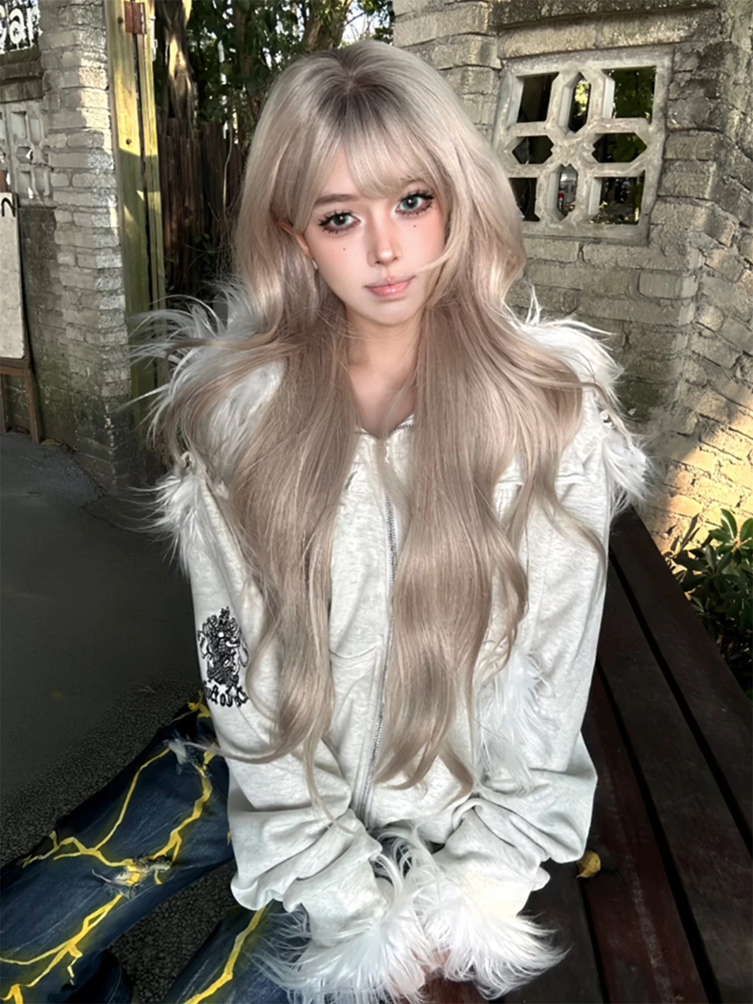 

Женская светло-серая толстовка на молнии с отделкой из искусственного меха, модная уличная одежда с графическим принтом, повседневная модная толстовка 2025