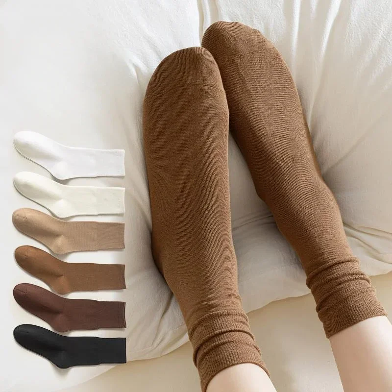 Chaussettes respirantes noires et blanches pour femmes, tube moyen, long, doux, monochromatique, équipage de documents, décontracté, printemps, automne