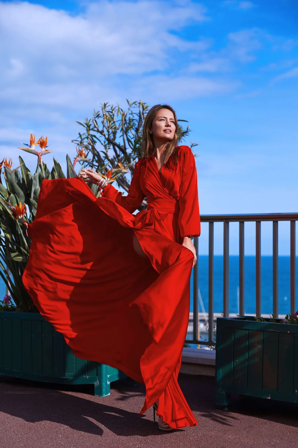 Damen Maxikleid mit tiefem V-Ausschnitt, langen Ärmeln, hoher Taille, aus einfarbigem Satin, Wickeloptik und hohem Schlitz – elegant für den Alltag und Abendveranstaltungen, ideal für Hochzeiten und Partys