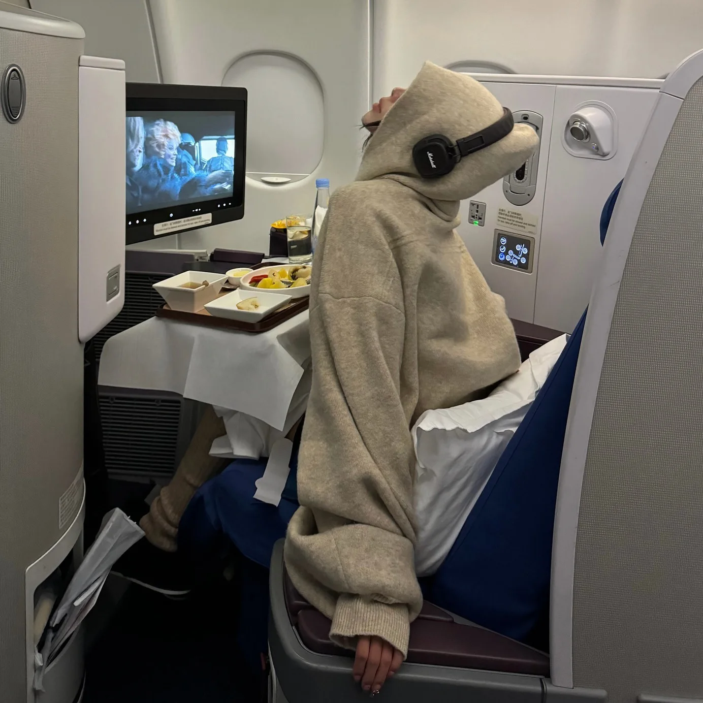 سترة نسائية محبوكة للخريف لعام 2025 سترة شتوية كورية سميكة ودافئة فضفاضة كبيرة الحجم مع قلنسوة Y2k ملابس خروج نسائية #4