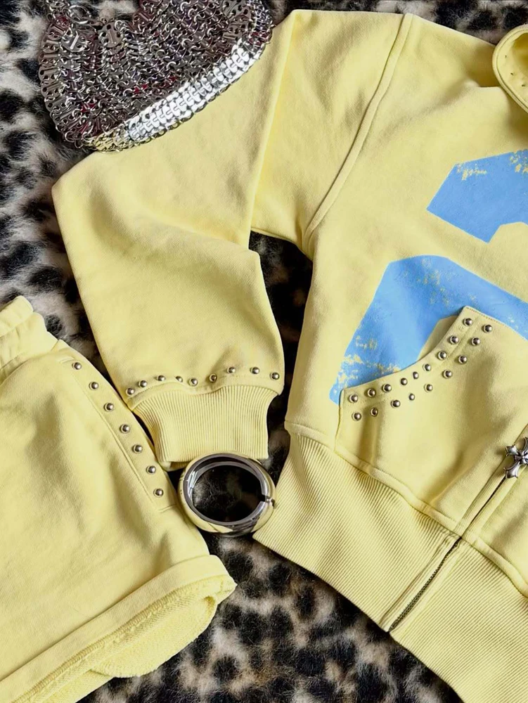 JENYAGE Damen 2-teiliges Outfit, Nietenbesetzter, kurzer Hoodie mit Reißverschluss und Shorts, Graffiti-Print, Sweatshirt, Trainingsanzug, Y2K Streetwear – Detail 7