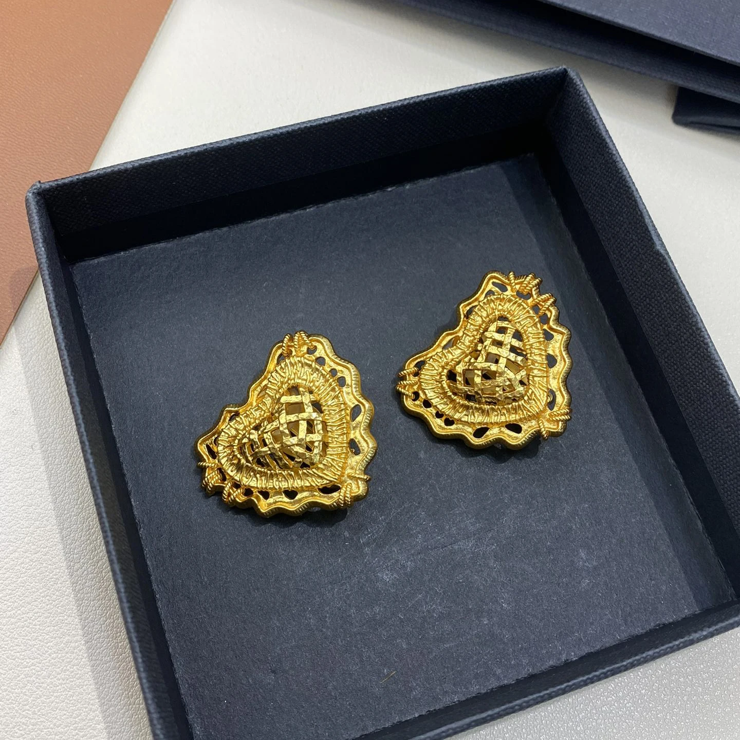 Europe Vintage Luxury Brass Plated Gold Heart Earrings Ear Clip Women Charm Jewelry Accessories