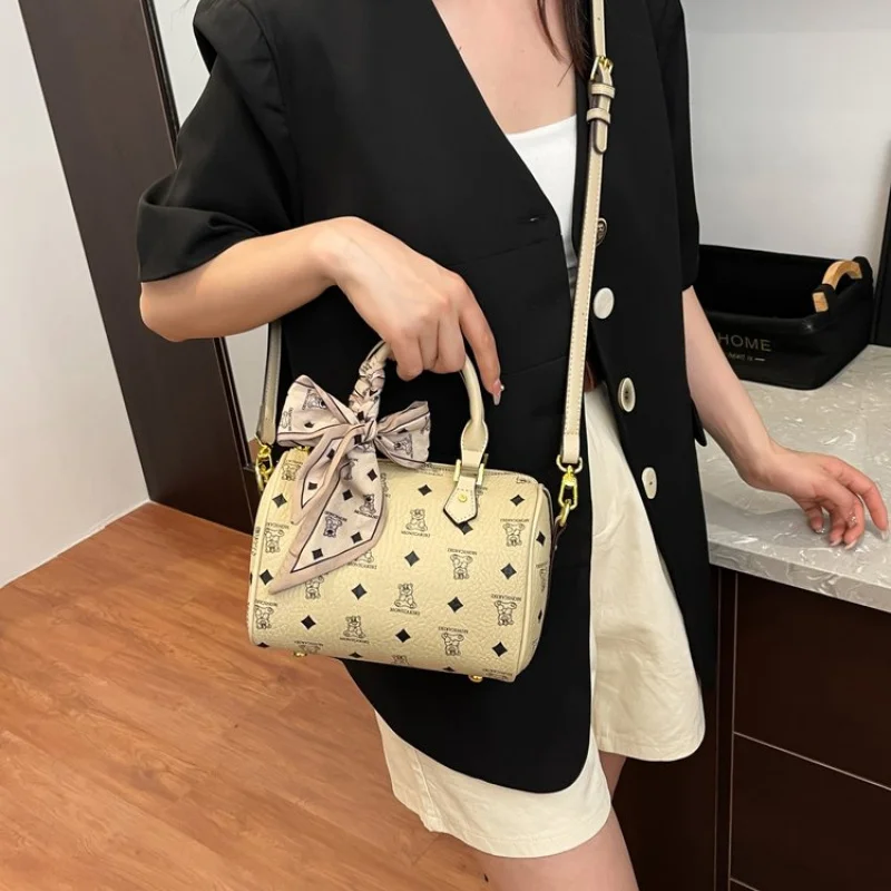 

Модный простой женский кошелек-мессенджер с модным буквенным логотипом и большой вместительной сумкой для поездок на работу