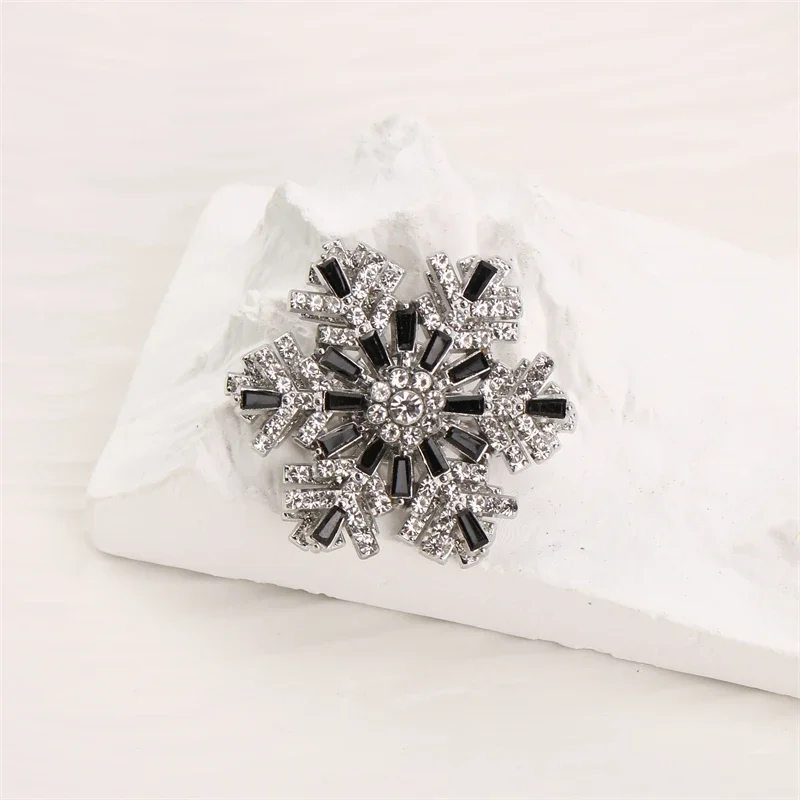 Delicate Snowflake Brooch Super Beautiful Christmas Corsage Blazer Blazer Pinned Down Shawl Fixed Badge