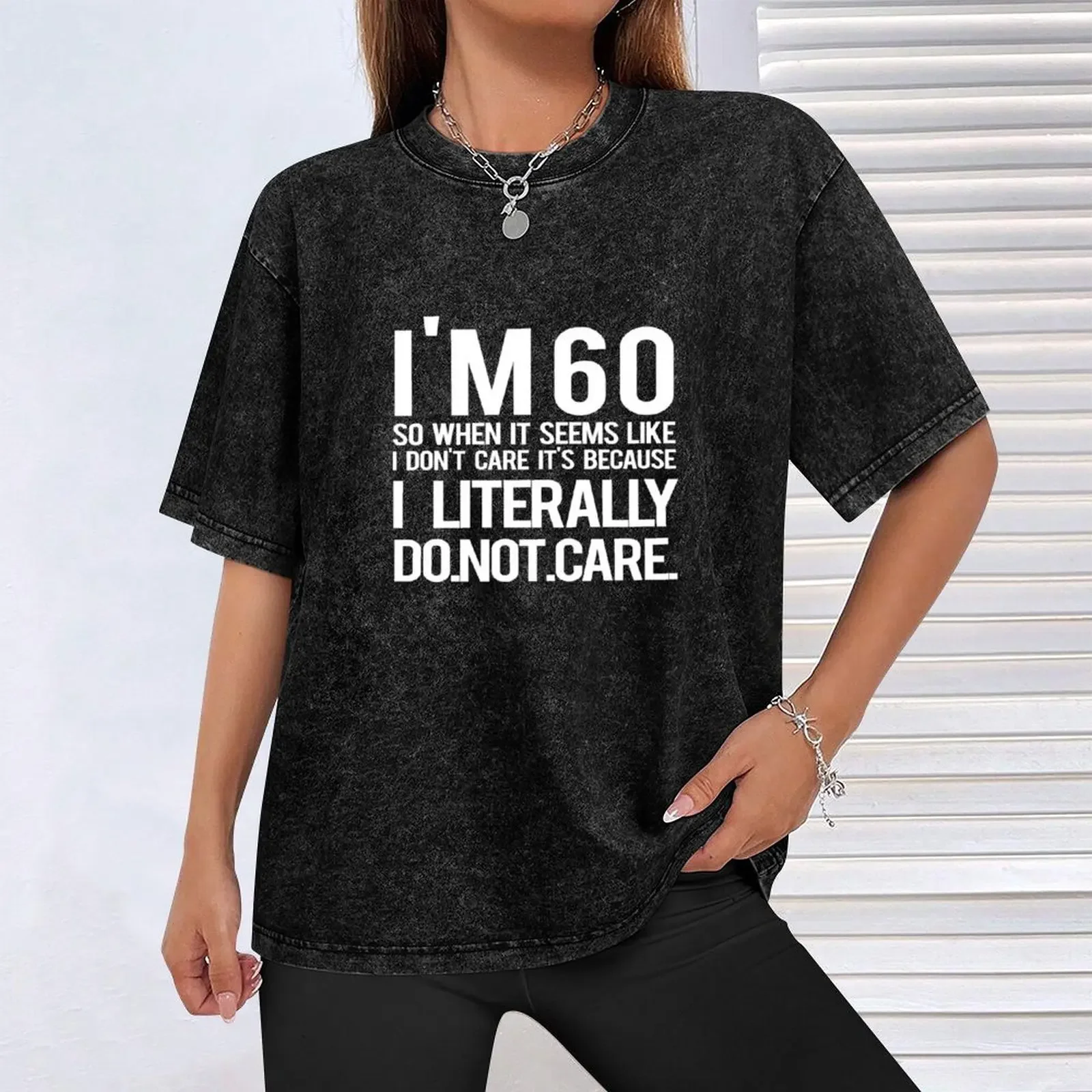 أنا 60 عامًا حتى عندما يبدو وكأنني لا أهتم إنه لأنني حرفيًا لا أهتم تي شيرت بلوزة تي شيرت كبير الحجم للرجال