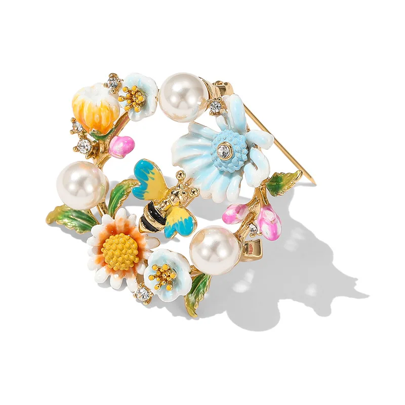 

ArLea Original Handmade Enamel Brooch Lovely Daisy and Bee Brooch 3D Effect Design Sophisticated Accessories Hot Sale